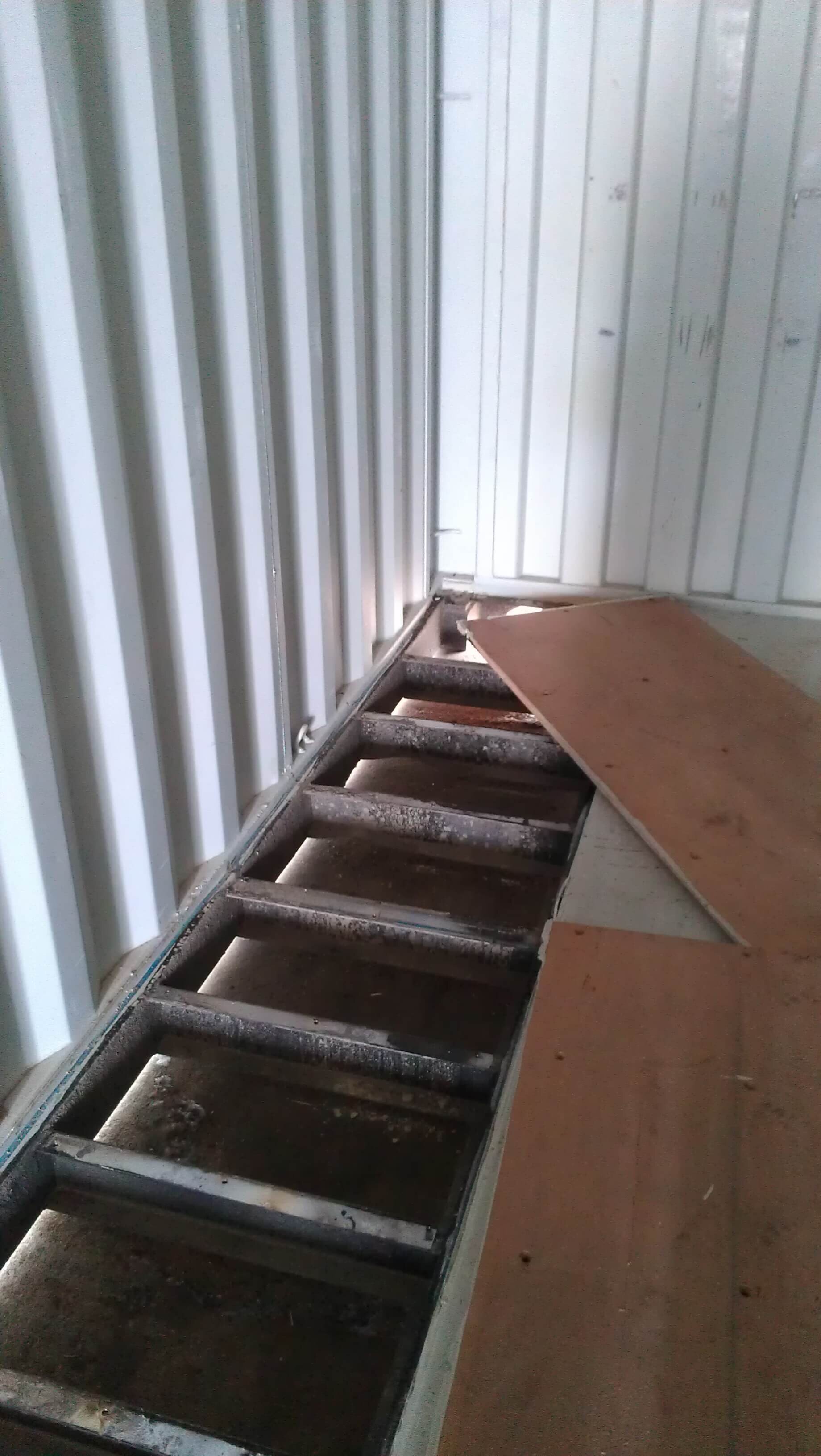 container flooring stell end